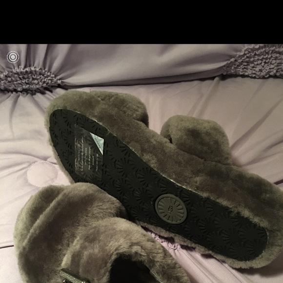 Ugg Women’s Fuzz Yeah Slipper - Picture 4 of 6
